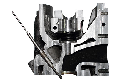 Querschnitt durch den Zylinderkop, Lage der Glühkerze und Ermittlung der Bohrtiefe zum Ausbohren der abgebrochenen Glühkerze