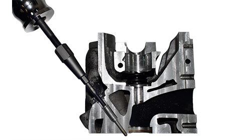 Querschnitt durch Zylinderkopf, Entfernen der Glühkerze mit dem Zugbolzen, Nachscneiden des Gewindes und neue Glühkerze montieren